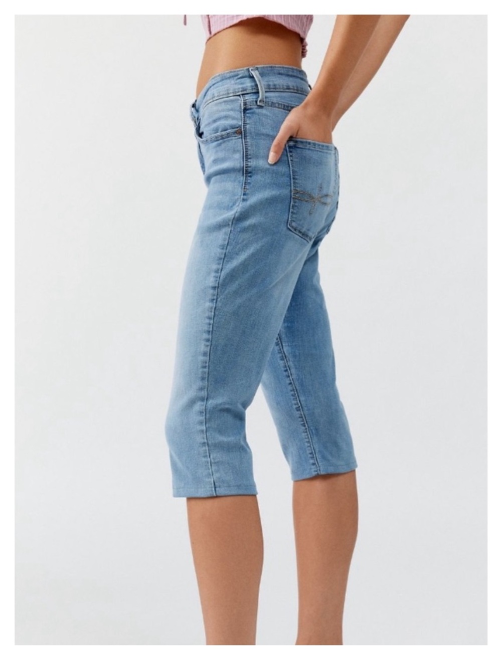 🟤NWT URBAN RENEWAL Gummy Denim Capri Pants in Vintage SMALL - Picture 3 of 4